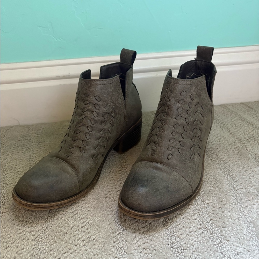 Billabong Gray Booties!